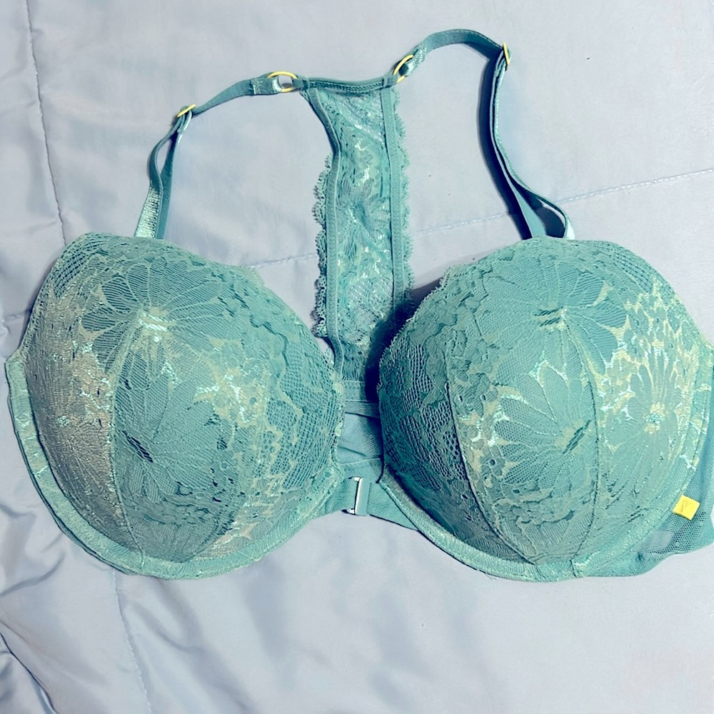 Push up bra. Clips in front
